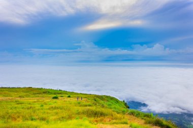 Phu Tubberk'te güzel gün doğumu ve sis, Phetchabun Eyaleti, Tayland.