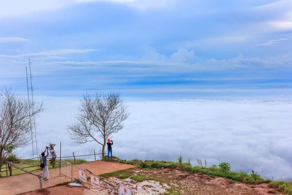 Phu Tubberk'te güzel gün doğumu ve sis, Phetchabun Eyaleti, Tayland.