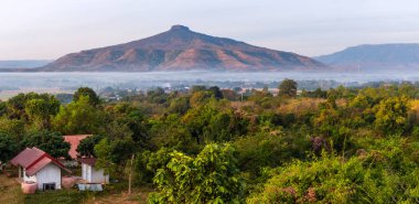 Güneşin doğuşunun panoramik görüntüsü. Dağ, Phu Luang Bölgesi, Tayland