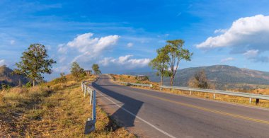 Güneşin doğuşunun panoramik görüntüsü. Dağ, Phu Luang Bölgesi, Tayland