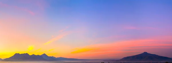 Panoramablick Auf Den Sonnenaufgang Mit Klarem Himmel Auf Den Berg — Stockfoto