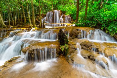 Pa Wai Şelalesi, Tropikal Yağmur Ormanı 'ndaki güzel şelale, Tak Eyaleti, Tayland