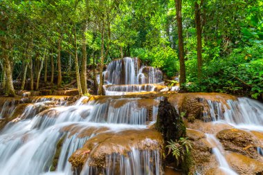 Pa Wai Şelalesi, Tropikal Yağmur Ormanı 'ndaki güzel şelale, Tak Eyaleti, Tayland