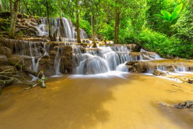 Pa Wai Şelalesi, Tropikal Yağmur Ormanı 'ndaki güzel şelale, Tak Eyaleti, Tayland