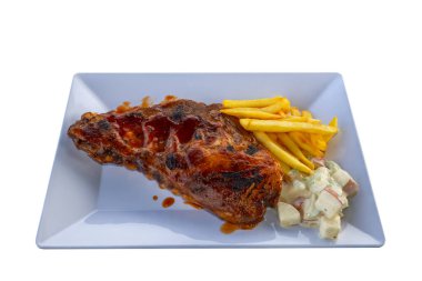 Kızarmış domuz pirzolası, salata ve patates kızartması.