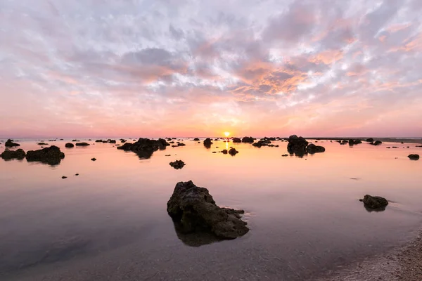 Laem Pakarang, Cape Coral Beach, Khao Lak, Phang Nga, Tayland 'da güzel günbatımı