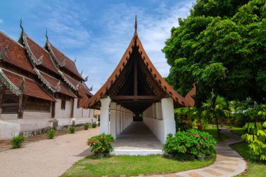 Wat Ton Kain veya Ton Kain tapınağı (Wat Intrarawat), Antik tapınak, ahşap şapel, Chiangmai, Tayland