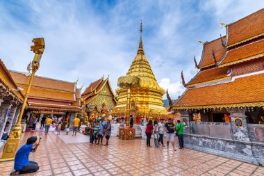 Wat Phrathat Doi Suthep Temple ya da Wat Phra that Doi Suthep Ratchaworawihan, Golden pagoda, Dağda, Chiang Mai, Tayland 'da Ocak 09 2019