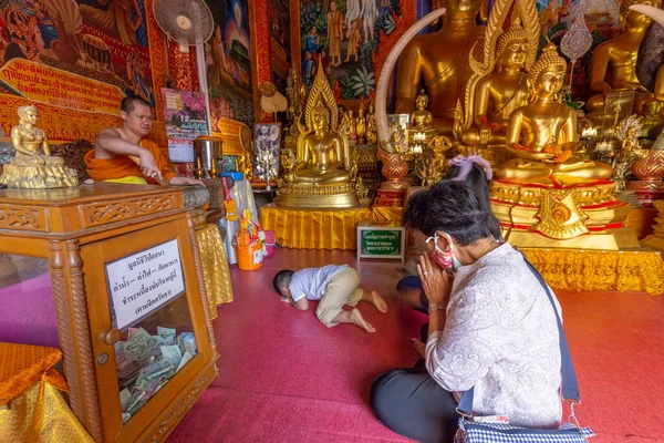 Wat Phrathat Doi Suthep Temple ya da Wat Phra that Doi Suthep Ratchaworawihan, Golden pagoda, Dağda, Chiang Mai, Tayland 'da Ocak 09 2019