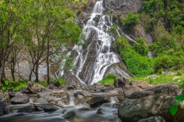 Tao Dam şelalesi, Klong Wang Chao Ulusal Parkı 'nın derin ormanlarındaki güzel şelale, Kamphaeng Phet, Tayland