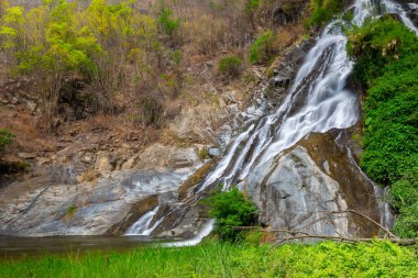 Tao Dam şelalesi, Klong Wang Chao Ulusal Parkı 'nın derin ormanlarındaki güzel şelale, Kamphaeng Phet, Tayland