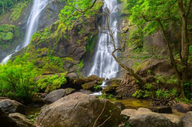 Khlong Lan Şelalesi, Khlong Lan Ulusal Parkı 'nın derin ormanlarındaki güzel şelale, Kamphaeng Phet, Tayland
