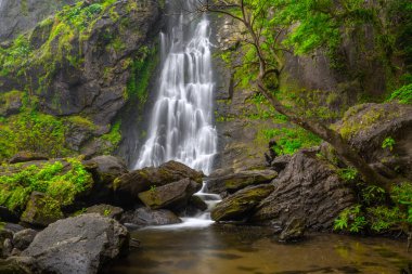 Khlong Lan Şelalesi, Khlong Lan Ulusal Parkı 'nın derin ormanlarındaki güzel şelale, Kamphaeng Phet, Tayland