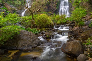 Khlong Lan Şelalesi, Khlong Lan Ulusal Parkı 'nın derin ormanlarındaki güzel şelale, Kamphaeng Phet, Tayland