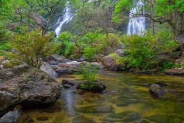 Khlong Lan Şelalesi, Khlong Lan Ulusal Parkı 'nın derin ormanlarındaki güzel şelale, Kamphaeng Phet, Tayland