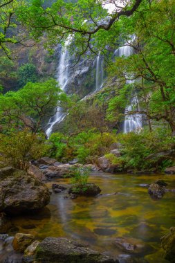 Khlong Lan Şelalesi, Khlong Lan Ulusal Parkı 'nın derin ormanlarındaki güzel şelale, Kamphaeng Phet, Tayland