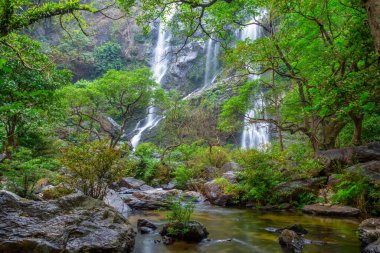 Khlong Lan Şelalesi, Khlong Lan Ulusal Parkı 'nın derin ormanlarındaki güzel şelale, Kamphaeng Phet, Tayland