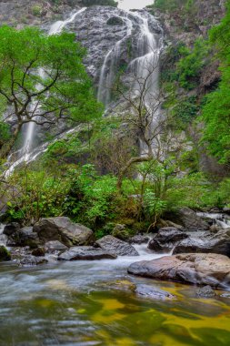 Khlong Lan Şelalesi, Khlong Lan Ulusal Parkı 'nın derin ormanlarındaki güzel şelale, Kamphaeng Phet, Tayland