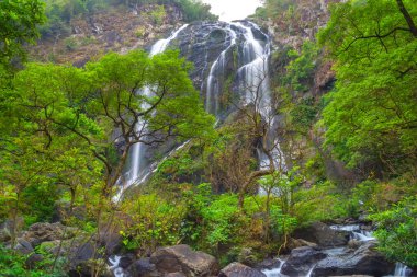Khlong Lan Şelalesi, Khlong Lan Ulusal Parkı 'nın derin ormanlarındaki güzel şelale, Kamphaeng Phet, Tayland