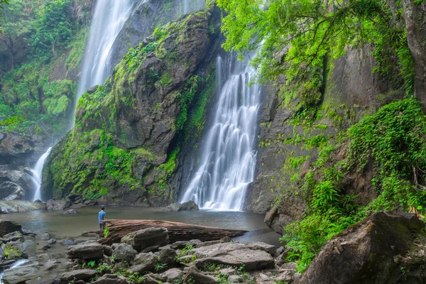 Khlong Lan Şelalesi, Khlong Lan Ulusal Parkı 'nın derin ormanlarındaki güzel şelale, Kamphaeng Phet, Tayland