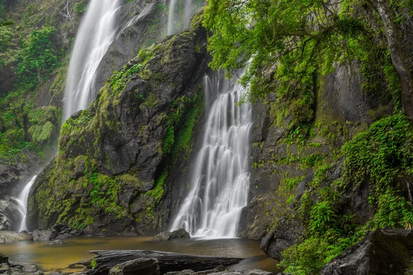 Khlong Lan Şelalesi, Khlong Lan Ulusal Parkı 'nın derin ormanlarındaki güzel şelale, Kamphaeng Phet, Tayland