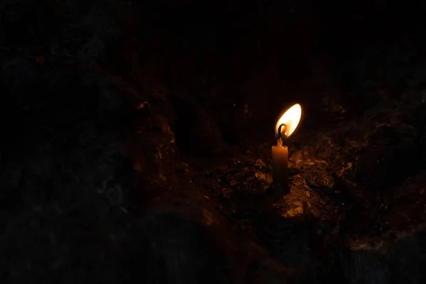 Cône Brûle Dans Une Grotte Milieu Des Pierres Dans Obscurité — Photo