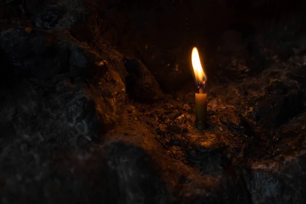 Cono Está Ardiendo Una Cueva Medio Piedras Oscuridad Velas Encendidas — Foto de Stock