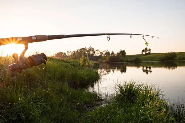 Canna Pesca Sul Lago Piegato Sotto Peso Dei Pesci Tramonto — Foto Stock