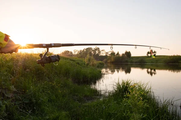 Mani Femminili Tengono Una Canna Pesca Sul Lago Tramonto Pesca — Foto Stock