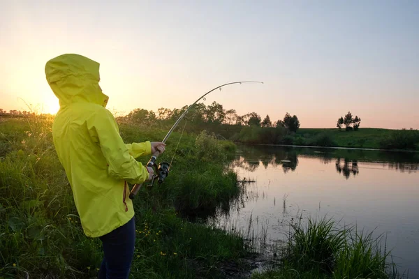 Menina Homem Casaco Amarelo Com Capuz Segura Uma Vara Pesca — Fotografia de Stock