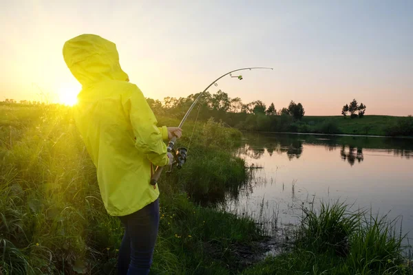 Ragazza Uomo Giacca Gialla Con Cappuccio Tiene Una Canna Pesca — Foto Stock