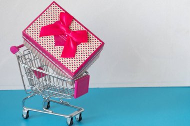 Hediye kutusu market sepetinde yatıyor. Hediye Satın Alma