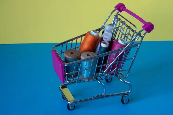 Alışveriş sepetinde farklı renklerde skeins bulunmaktadır. iplik satın alma