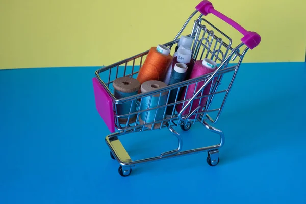 Alışveriş Sepetinde Farklı Renklerde Skeins Bulunmaktadır Iplik Satın Alma — Stok fotoğraf