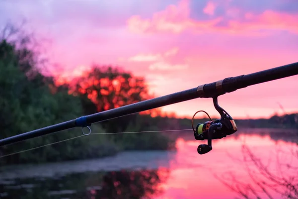 Pesca Rio Pôr Sol Vara Pesca Com Carretel Perto Rio — Fotografia de Stock