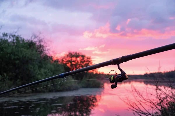 Pesca Sul Fiume Tramonto Canna Pesca Con Mulinello Vicino Fiume — Foto Stock