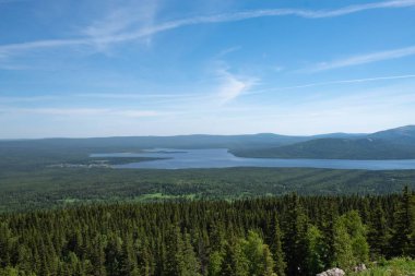 Dağın tepesinden milli parka bak. Fotoğraf duvar kağıdı