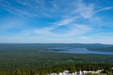 Dağın tepesinden milli parka bak. Fotoğraf duvar kağıdı
