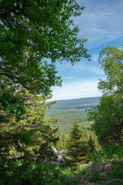 Dağın tepesinden milli parka bak. Fotoğraf duvar kağıdı