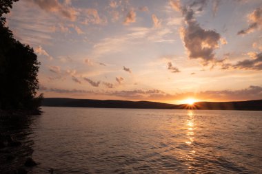 Gün batımında su taşlara dokunur