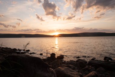 Gün batımında su taşlara dokunur