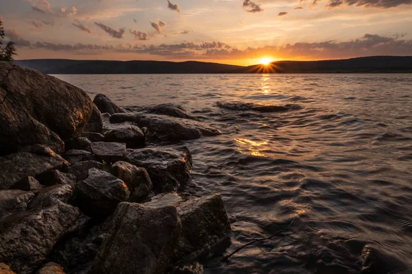 Das Wasser Bei Sonnenuntergang Berührt Die Steine — Stockfoto
