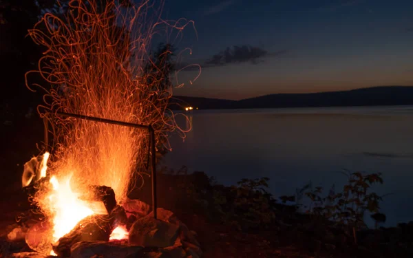 Chispas Del Fuego Por Noche Junto Río —  Fotos de Stock