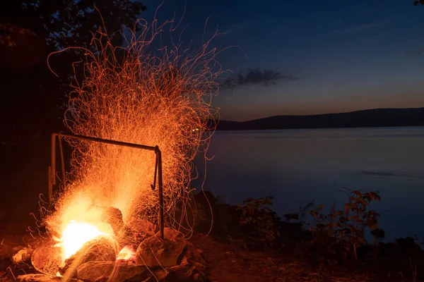 Chispas Del Fuego Por Noche Junto Río —  Fotos de Stock