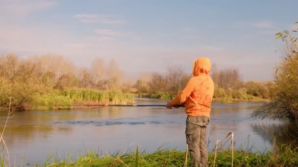 Ψαράς που ψαρεύει στο ποτάμι το φθινόπωρο — Αρχείο Βίντεο