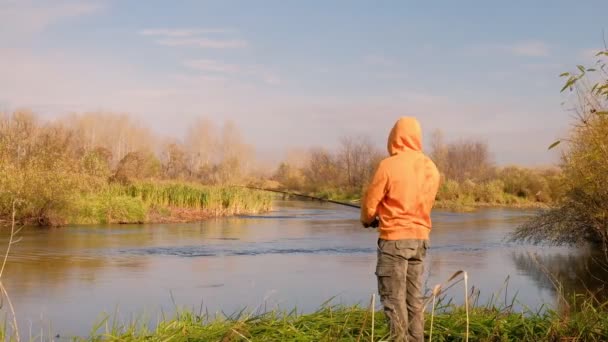 Fischer angeln im Herbst auf dem Fluss — Stockvideo