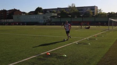 Çalışan ve futbol topu ile eğitim futbolcu