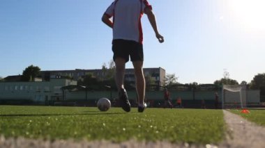 kafasına top zıplatma oyuncu