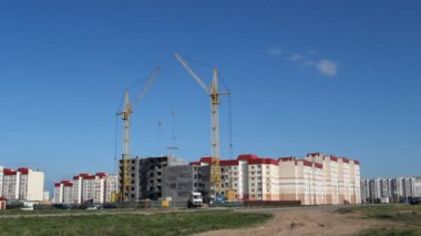 Bir konut ev inşaatı, kule vinç levha kaldırdı.