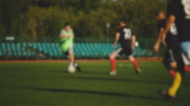 Oyuncu saldırıyor, ağır çekimde küçük Stadyumu'nda amatör futbol oyunu